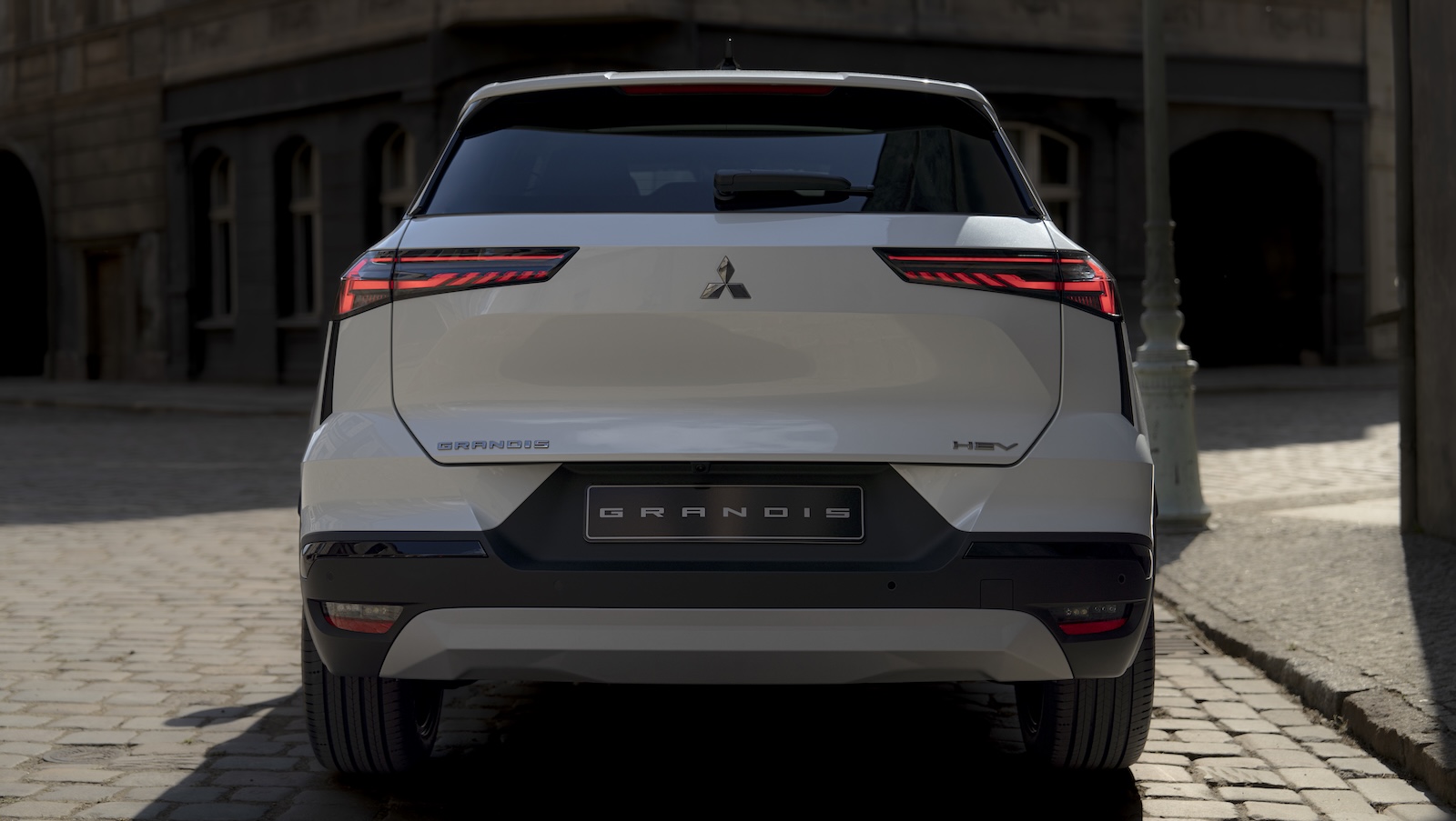 Νέο Mitsubishi Grandis: Υβριδικό Renault Symbioz με σήματα της Mitsubishi